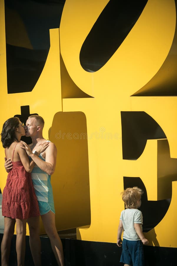 Amore e fiducia come valori familiari Bambino con baciare padre e madre Famiglia felice con il bambino il giorno di padri o delle fotografia stock libera da diritti Amore e fiducia come valori familiari Bambino con baciare padre e madre Famiglia felice con il bambino il giorno di padri o delle fotografia stock libera da diritti