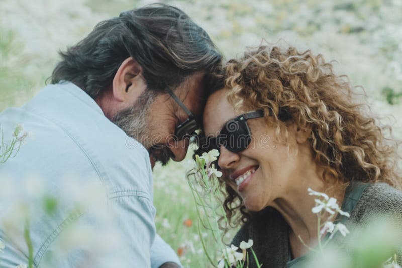 Amore e romanticismo nello stile di vita relazionale. coppia che si gode l'appuntamento e la vita insieme alla dolcezza che siede fotografia stock libera da diritti