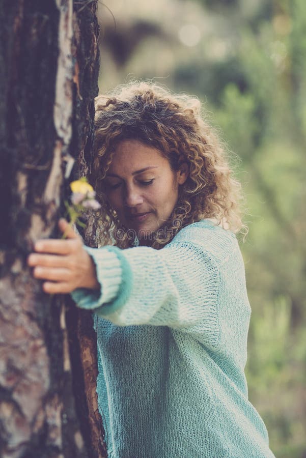 Amore per la natura e ambiente. persone con uno stile di vita sostenibile. una donna che schiaccia un grosso tronco nel bosco dell immagini stock libere da diritti