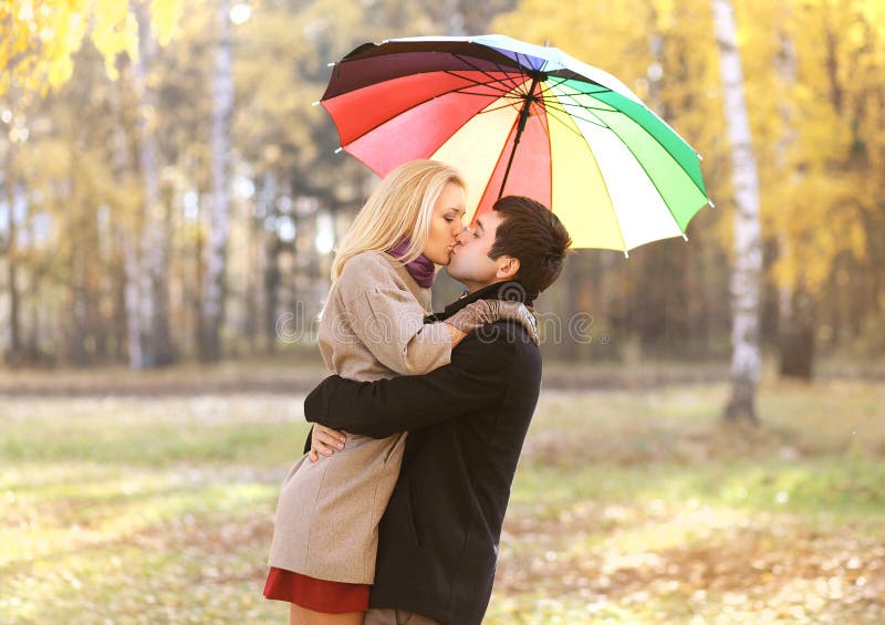 Amore, relazione, impegno e concetto della gente - coppia felice immagine stock Amore, relazione, impegno e concetto della gente - coppia felice immagine stock