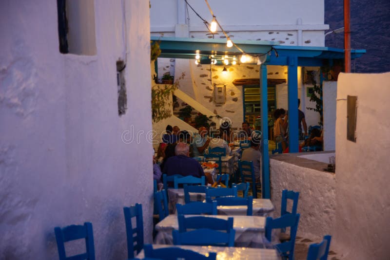 Amorgos, Grèce 2 août 2017 Les gens mangeant chez un Gre traditionnel photo stock Amorgos, Grèce 2 août 2017 Les gens mangeant chez un Gre traditionnel photo stock