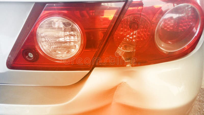 Amortecedor traseiro amolgado danificado do carro e luz quebrada da cauda após o acidente do impacto fotos de stock royalty free Amortecedor traseiro amolgado danificado do carro e luz quebrada da cauda após o acidente do impacto fotos de stock royalty free
