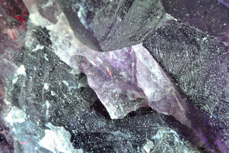 Amostra de pedra áspera de mineral da pedra de quartzo da ametista de cristal natural foto de stock Amostra de pedra áspera de mineral da pedra de quartzo da ametista de cristal natural foto de stock