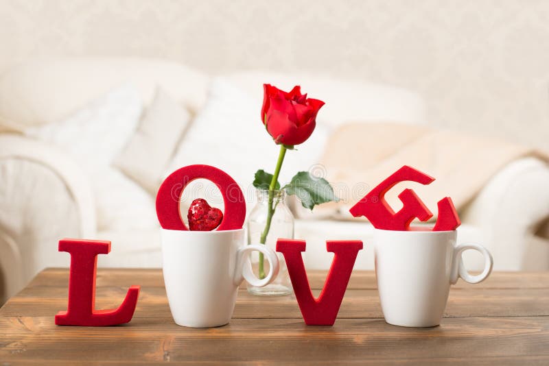 Amour avec des tasses de thé photographie stock libre de droits Amour avec des tasses de thé photographie stock libre de droits