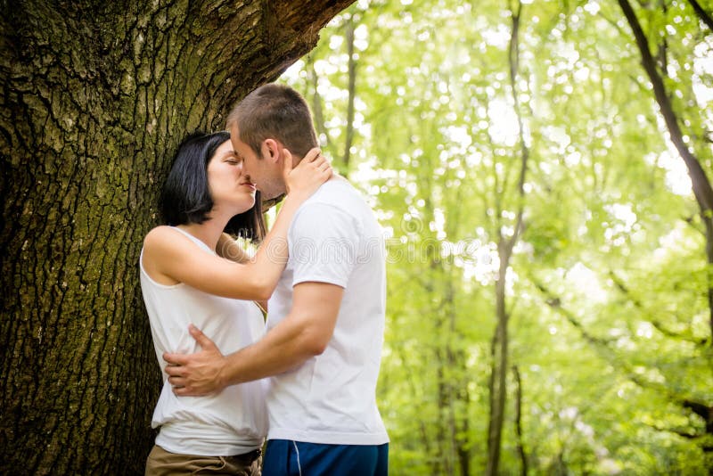 Amour - Baiser Dans La Forêt Image stock - Image du amoureux, bonheur ...