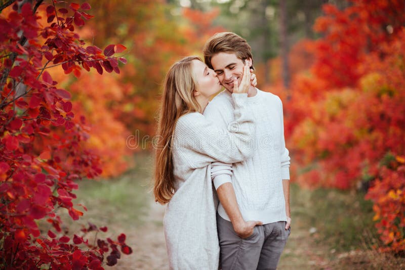 Amour d'automne, couple embrassant en parc de chute photo libre de droits Amour d'automne, couple embrassant en parc de chute photo libre de droits