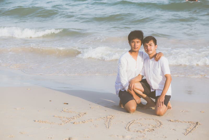 Jeune Couple Asiatique Gay Sourire Romantique Dessin Coeur Forme Ensemble  Sur Sable En Vacances Photo stock - Image du masculin, concept: 171542830