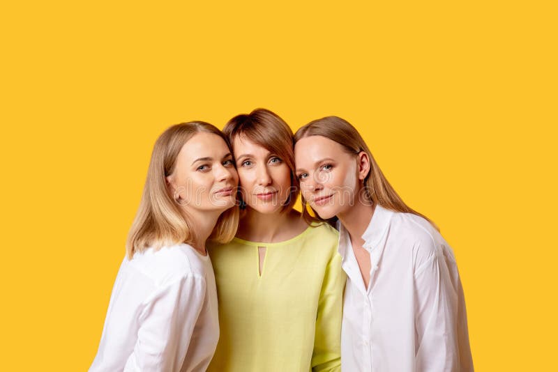 Amour de relations de filles de mère de portrait de famille photo stock