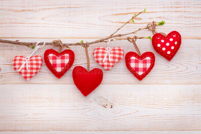 DIY Emballage Cadeau Pour La Saint-Valentin Cadeau De Papier D'emballage Et  Timbre De Pomme De Terre Sous Forme De Coeur Et Peint Image stock - Image  du cadeau, gosse: 134445151