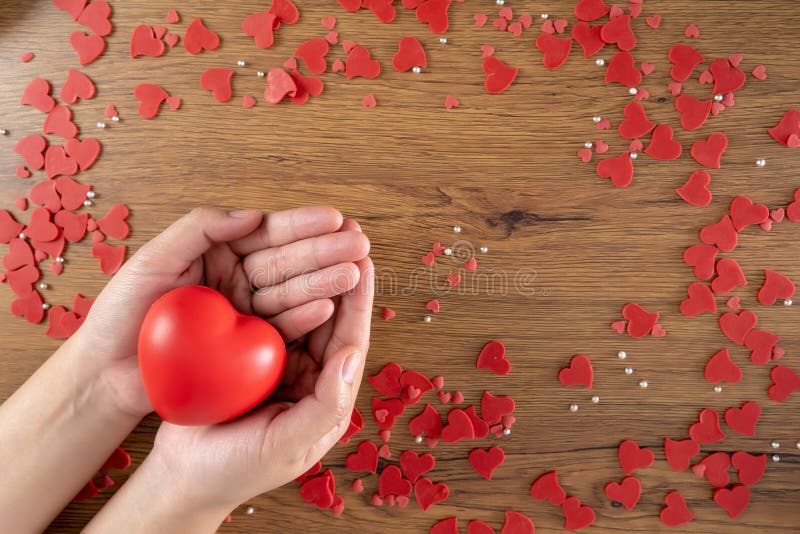 Amour de soins de santé de jour de valentines tenant le jour de santé rouge de coeur et du monde photo libre de droits Amour de soins de santé de jour de valentines tenant le jour de santé rouge de coeur et du monde photo libre de droits