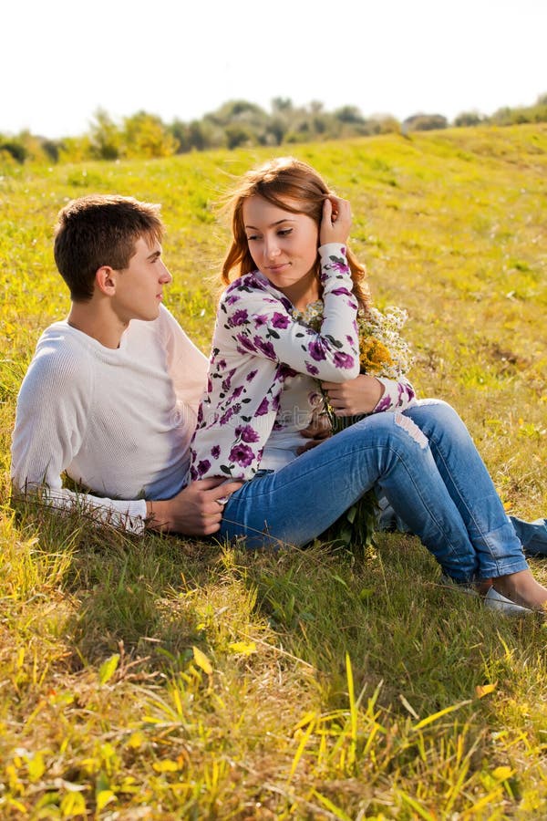 Amour Et Affection Entre Un Jeune Couple Image stock Image du zone, dater 21564731