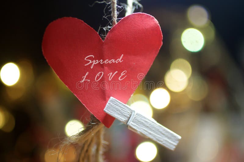 Amour Inspire De Diffusion De Citation Avec Le Coeur Former Un Trombone Rouge En Bois Blanc Et Un Joli Fond De Lumieres De Noel B Image Stock Image Du Inspiration Message