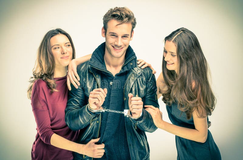 L'homme Adulte Est Menotté à La Femme Passionnée Dans La Lingerie Sur Le  Lit Dans La Chambre à Coucher Jeux Intimes D'adulte Photo stock - Image du  hommes, étreindre: 113565834