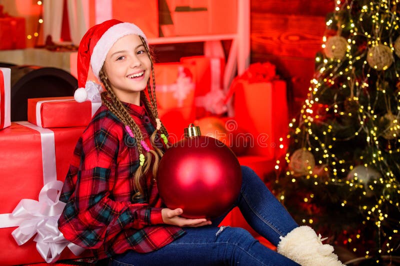 Amour répandu Fête d'hiver Concept de Noël Les enfants qui aiment les santa profitent de la fête du Nouvel An Petite fille mignon photos libres de droits Amour répandu Fête d'hiver Concept de Noël Les enfants qui aiment les santa profitent de la fête du Nouvel An Petite fille mignon photos libres de droits