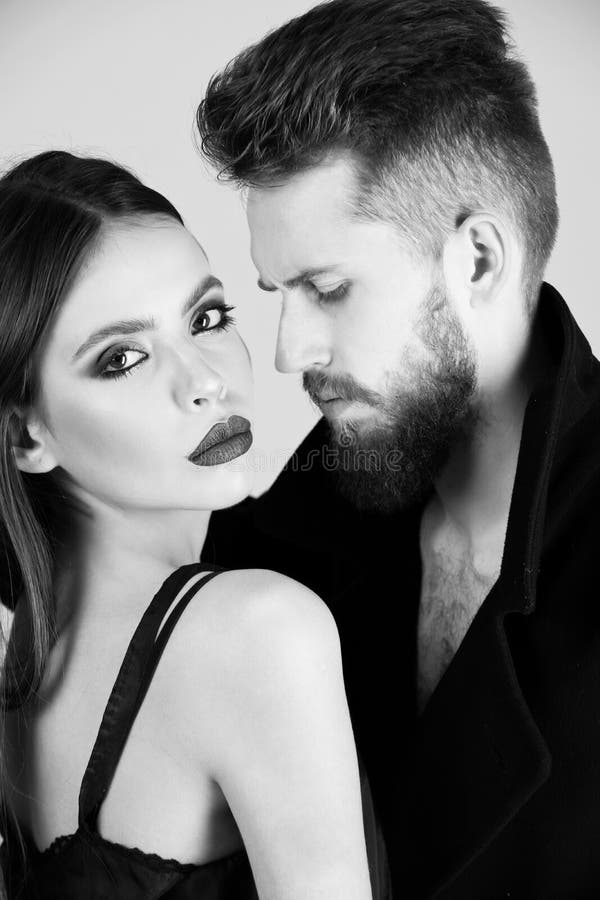Amour unilatéral beaux couples de mode dans l'amour sur le fond vert images libres de droits Amour unilatéral beaux couples de mode dans l'amour sur le fond vert images libres de droits