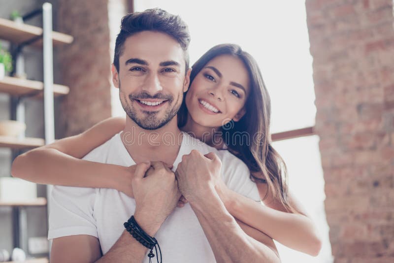 Amour vrai Les beaux couples de mulâtre de latino de jeunes amants sont h images libres de droits Amour vrai Les beaux couples de mulâtre de latino de jeunes amants sont h images libres de droits