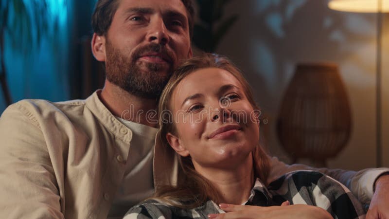 Amoureux couple se détendre à la maison heureux femme de famille caucasienne mari embrasser câlin sur canapé femme homme fille gar clips vidéos