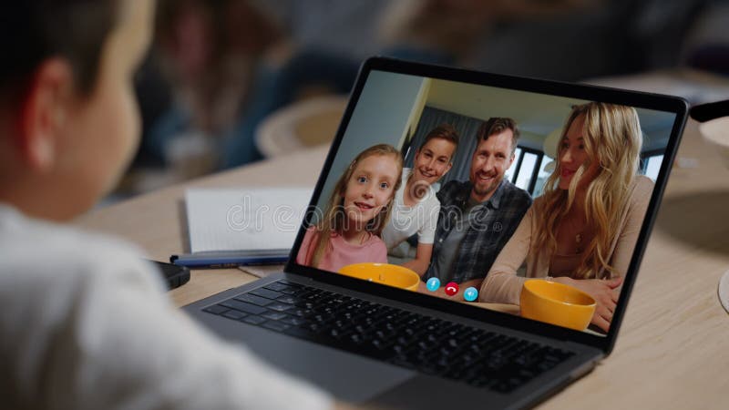 Amoureux parents vidéo chat avec garçon closeup. famille joyeuse parlant par webcam banque de vidéos