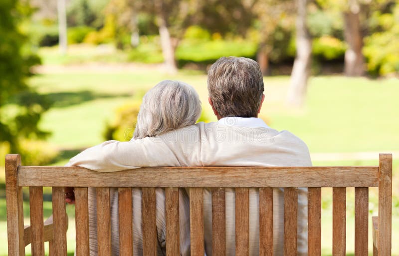 Amoureux sur le banc photo libre de droits Amoureux sur le banc photo libre de droits