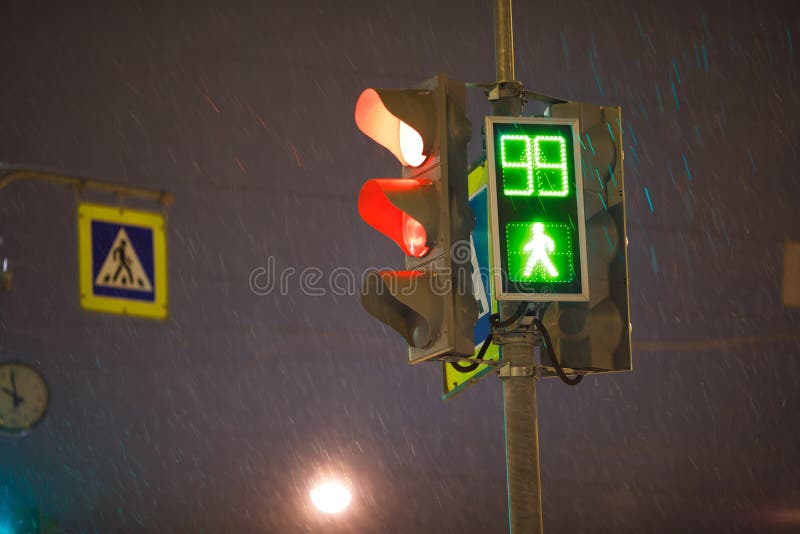 Ampeln, grünes Fußgängerlicht und Zeichen nachts stockfotografie Ampeln, grünes Fußgängerlicht und Zeichen nachts stockfotografie
