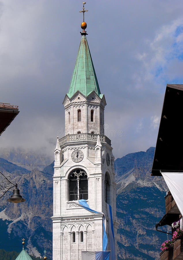 ` Ampezzo för Cortina D har tusen åriga historia och en lång tradition som en turist- destination: Dolomitesberg fotografering för bildbyråer ` Ampezzo för Cortina D har tusen åriga historia och en lång tradition som en turist- destination: Dolomitesberg fotografering för bildbyråer