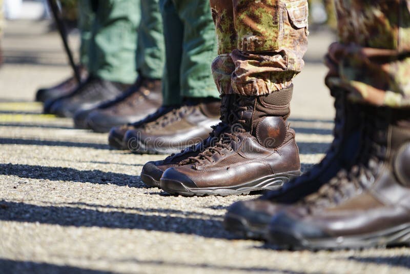 Amphibious shoes in the Italian military The Amphibian is characterized by its dampened sole, tin material usually leather, sometimes with steel reinforcements and dark color usually black or brown. Compared to other types of boot, usually closed, the amphibian is open to the front and closed by laces. The name comes from the use that this special type of footwear allows. In fact, being waterproof, it makes walking walkable in wet soil types, or in the water, without the foot bathing. Amphibious shoes in the Italian military The Amphibian is characterized by its dampened sole, tin material usually leather, sometimes with steel reinforcements and dark color usually black or brown. Compared to other types of boot, usually closed, the amphibian is open to the front and closed by laces. The name comes from the use that this special type of footwear allows. In fact, being waterproof, it makes walking walkable in wet soil types, or in the water, without the foot bathing.