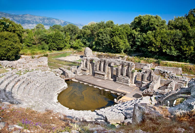 Amphitheater des alten Baptistery bei Butrint, Albanien stockbilder Amphitheater des alten Baptistery bei Butrint, Albanien stockbilder