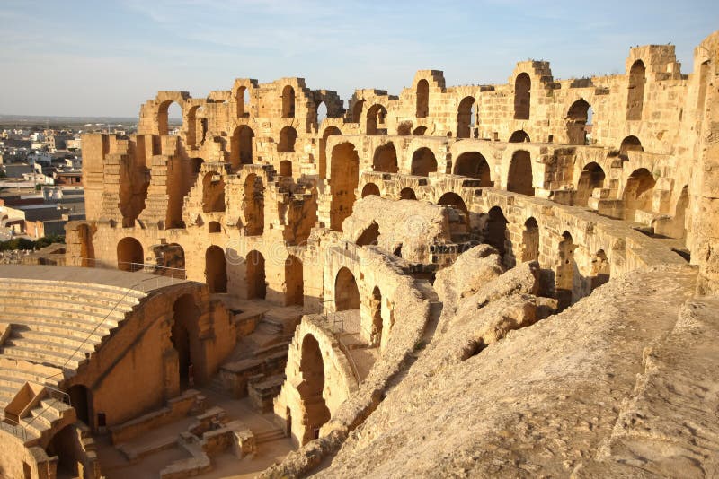 Amphitheatre Avec L'horizon De Ville D'EL Djem Image stock - Image du