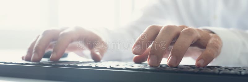 Ampia immagine di visualizzazione di battitura a macchina del programmatore fotografia stock libera da diritti Ampia immagine di visualizzazione di battitura a macchina del programmatore fotografia stock libera da diritti