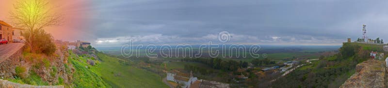 Ampia vista del paesaggio e castello, sole, autunno fotografia stock Ampia vista del paesaggio e castello, sole, autunno fotografia stock