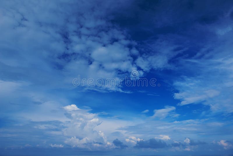 Ampia vista di prospettiva del cielo di blu navy romantico con le nuvole grige bianche Immagine di sfondo artistica di alta risol fotografia stock Ampia vista di prospettiva del cielo di blu navy romantico con le nuvole grige bianche Immagine di sfondo artistica di alta risol fotografia stock