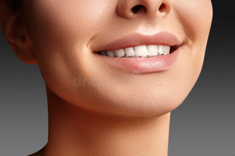 Ampio sorriso di giovane bella donna, denti bianchi sani perfetti Imbiancatura, ortodont, dente di cura e benessere dentari fotografie stock Ampio sorriso di giovane bella donna, denti bianchi sani perfetti Imbiancatura, ortodont, dente di cura e benessere dentari fotografie stock