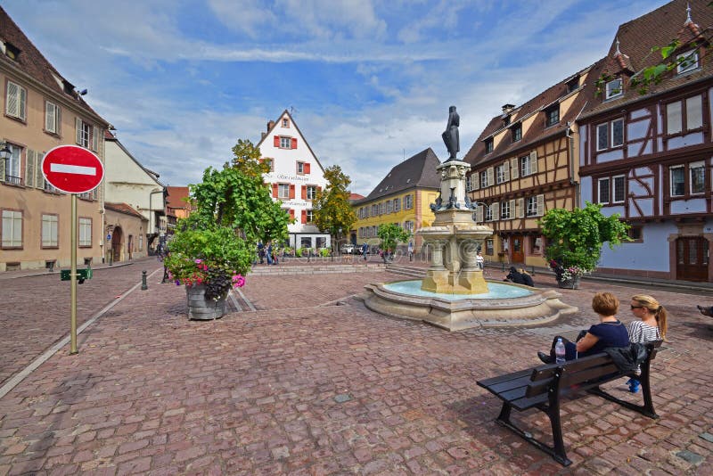 Amplia vista de la plaza del casco antiguo con la fuente y banco de Roesselmann en Colmar, región de Grand Est en el noreste de F