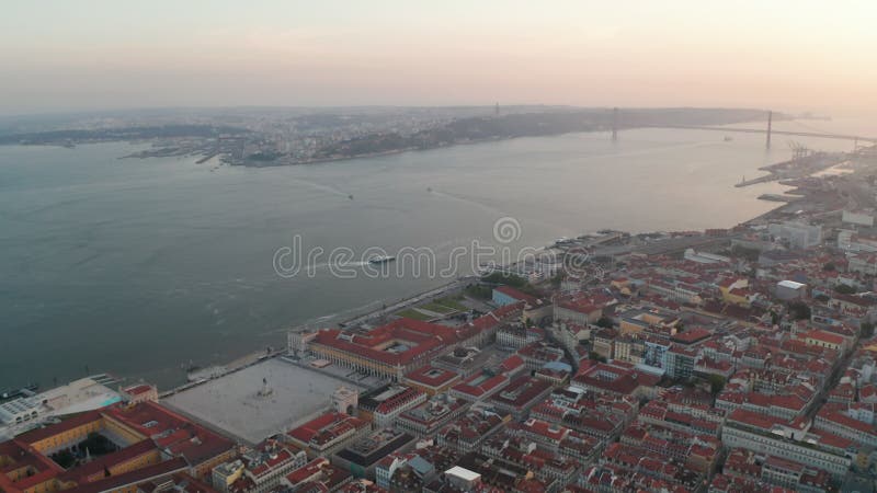 Amplia vista panorámica aérea del centro de la ciudad de lisboa con famosos monumentos ponte 25 de abril puente praca do comercio almacen de metraje de vídeo