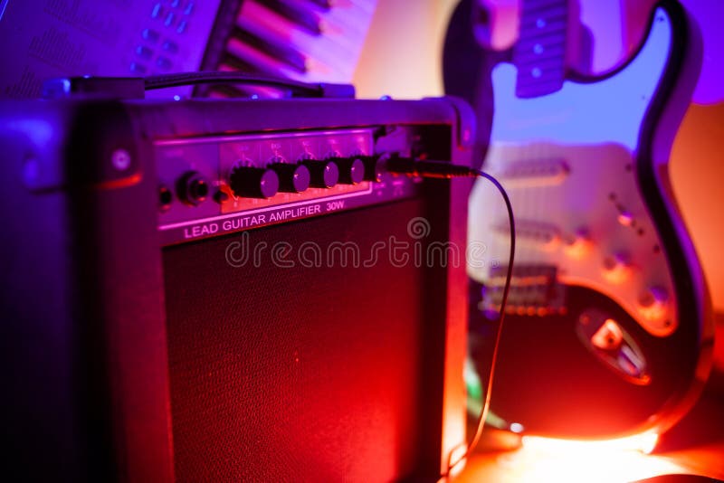 Amplifier and guitar