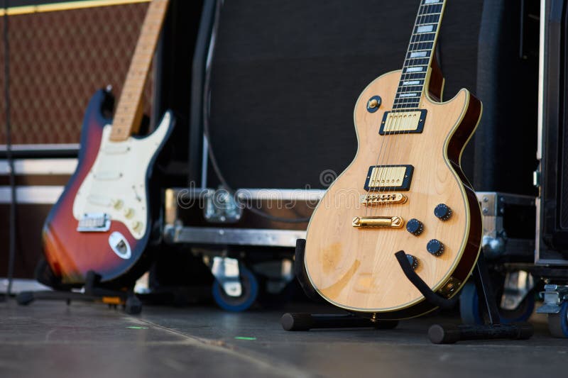 Amplifikator z gitarą elektryczną na scenie muzyczny instrument ustawiający dla gitarzysty żadny ludzie
