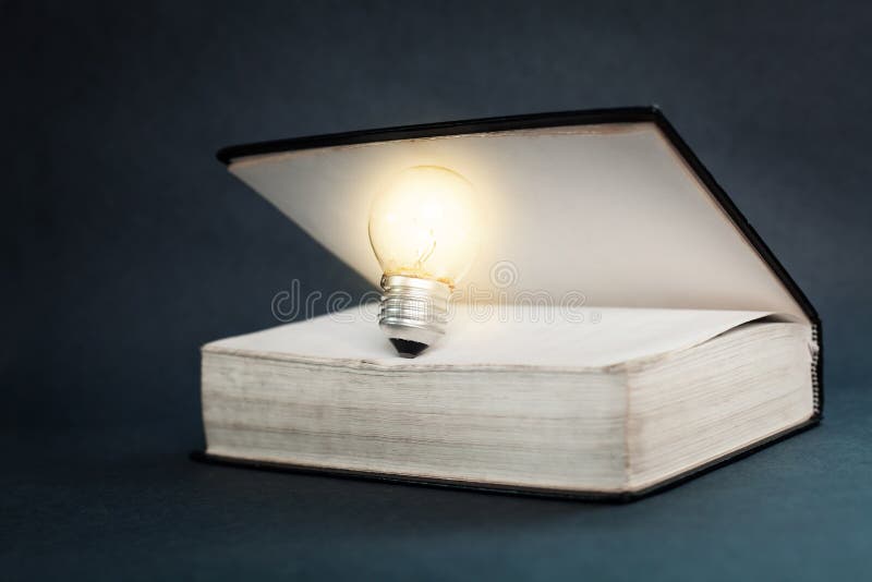 Ampola e livro fotografia de stock Ampola e livro fotografia de stock