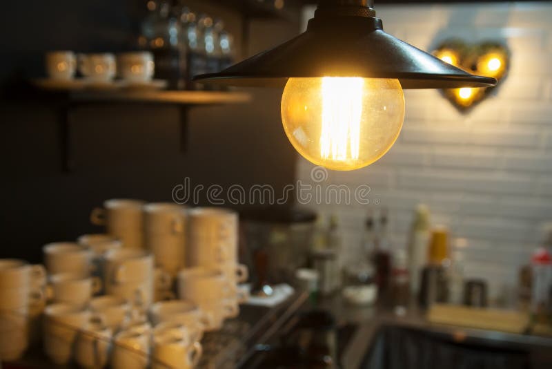 Ampola e lâmpada do ` s de Edison na cafetaria moderna do estilo foto morna do tom imagem de stock Ampola e lâmpada do ` s de Edison na cafetaria moderna do estilo foto morna do tom imagem de stock