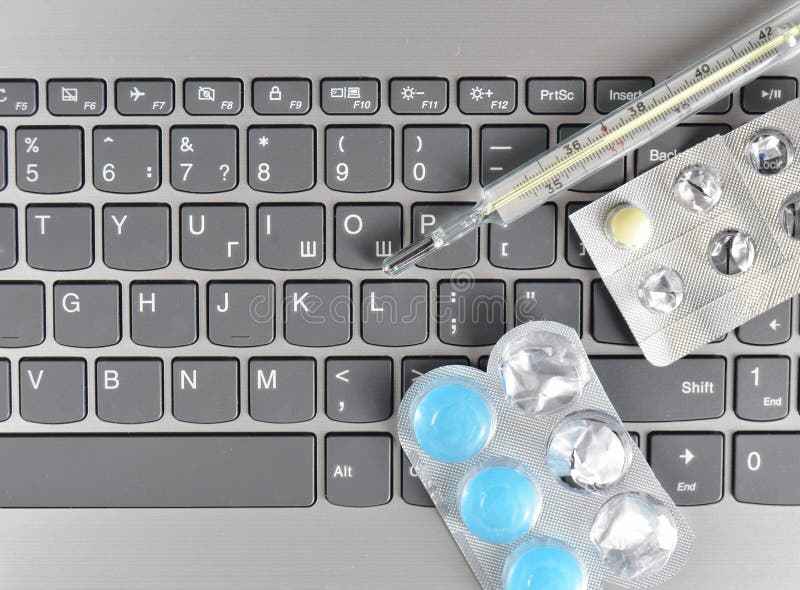 Ampolla las tabletas, termómetro en el ordenador portátil gris del teclado Concepto médico, visión superior ilustración del vector Ampolla las tabletas, termómetro en el ordenador portátil gris del teclado Concepto médico, visión superior ilustración del vector