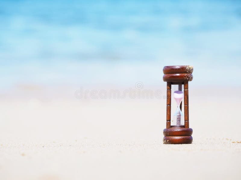 Ampulheta ascendente próxima na praia do verão fotografia de stock royalty free