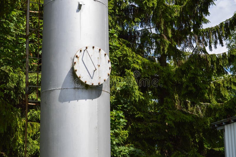 Ampuła odprasowywa metal nierdzewną genialną przemysłową cysternową kolumnę z falcowania round lągiem, manhole z ryglami, dokrętk zdjęcie stock Ampuła odprasowywa metal nierdzewną genialną przemysłową cysternową kolumnę z falcowania round lągiem, manhole z ryglami, dokrętk zdjęcie stock