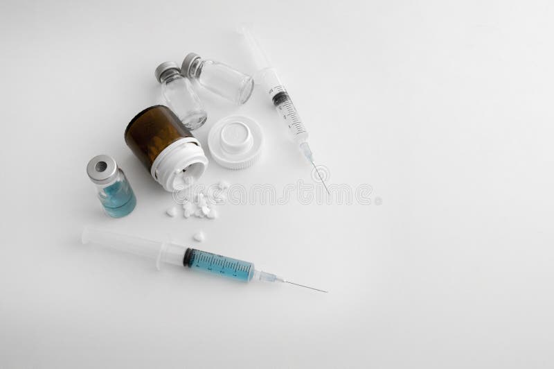 Ampułki z antybiotykami i rozproszonymi tabletkami do serca na białym tle zdjęcie royalty free Ampułki z antybiotykami i rozproszonymi tabletkami do serca na białym tle zdjęcie royalty free
