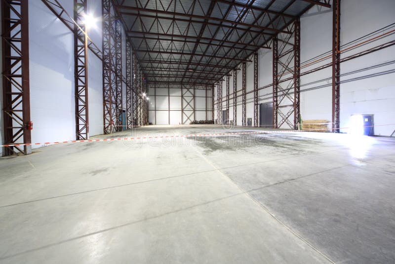 Ampuły światła pusty hangar zdjęcia stock Ampuły światła pusty hangar zdjęcia stock