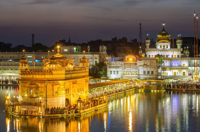 amritsar budynek obejmował całą złotą złotą indu liści świątynię