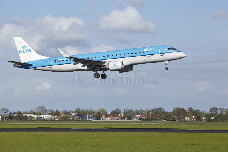 Amsterdam Airport Schiphol - Embraer ERJ-190 of KLM Cityhopper lands royalty free stock image Amsterdam Airport Schiphol - Embraer ERJ-190 of KLM Cityhopper lands royalty free stock image