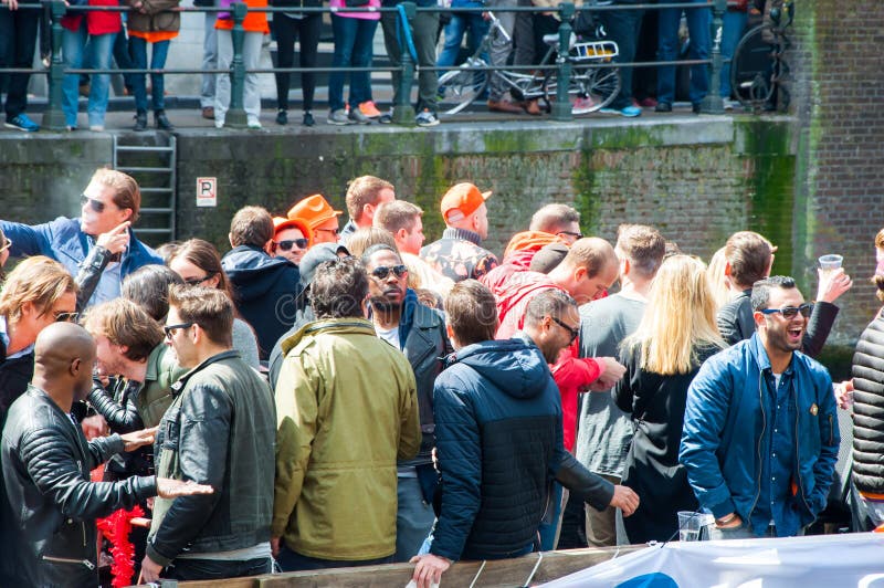 AMSTERDAM 27 AVRIL : Le canotage de Day du Roi, gens du pays ont l'amusement sur les bateaux le 27 avril 2015 à Amsterdam, Pays-B images libres de droits AMSTERDAM 27 AVRIL : Le canotage de Day du Roi, gens du pays ont l'amusement sur les bateaux le 27 avril 2015 à Amsterdam, Pays-B images libres de droits