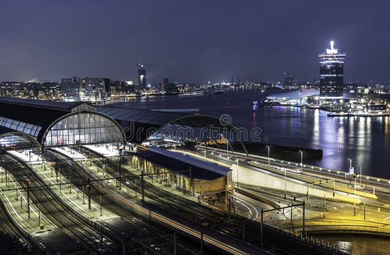 Amsterdam-Bahnstationsstadtbildsonnenuntergang stockbild Amsterdam-Bahnstationsstadtbildsonnenuntergang stockbild