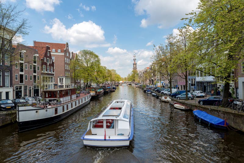 Amsterdam canal cruise ship with Netherlands traditional house i stock photography Amsterdam canal cruise ship with Netherlands traditional house i stock photography
