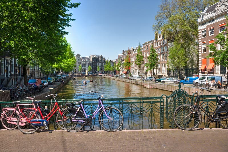 Amsterdam, canal y bici. imagen de archivo Amsterdam, canal y bici. imagen de archivo