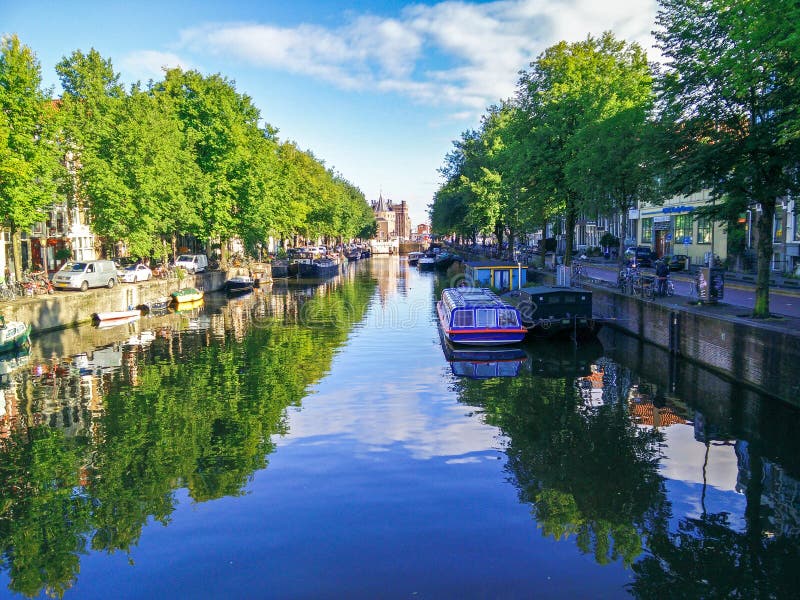 Amsterdam Cannal met een mooie waterbezinning stock foto's Amsterdam Cannal met een mooie waterbezinning stock foto's